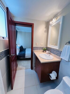 Kostenlose Toilettenartikel, Haartrockner, Handtücher