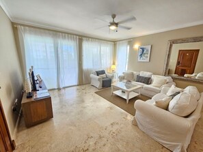 TV - Playa Turquesa 3BR • BBQ • Oceanfront Stay (PUNTA CANA)