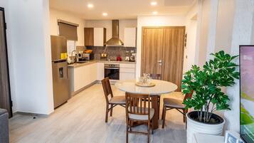 Kühlschrank, Mikrowelle, Ofen, Wasserkocher mit Kaffee-/Teezubehör