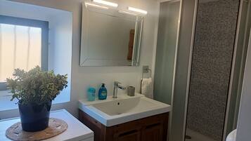 SĂšche-cheveux, serviettes fournies, savon, papier toilette