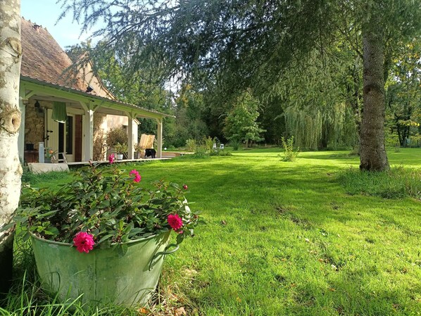 Property grounds - Apartment with terrace in the Bourbonnais countryside  (Pouzy-Mésangy)