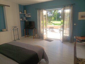 1 slaapkamer, een strijkplank/strijkijzer, wifi, beddengoed