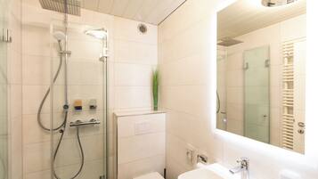 Haartrockner, Handtücher, Seife, Toilettenpapier