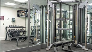 A gym with weightlifting equipment, a bench, and a rack of dumbbells. - Lakeview apt 2 suítes 6 min Universal Studios free parking resort no extra fee (Orlando)