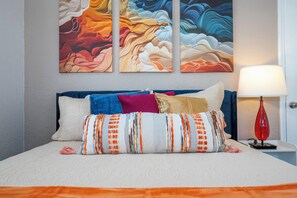 2 habitaciones, escritorio y tabla de planchar con plancha 