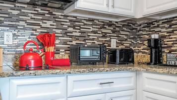 Réfrigérateur, micro-ondes, plaque de cuisson, lave-vaisselle