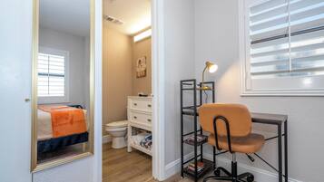 2 chambres, bureau, fer et planche Ă repasser, lit parapluie