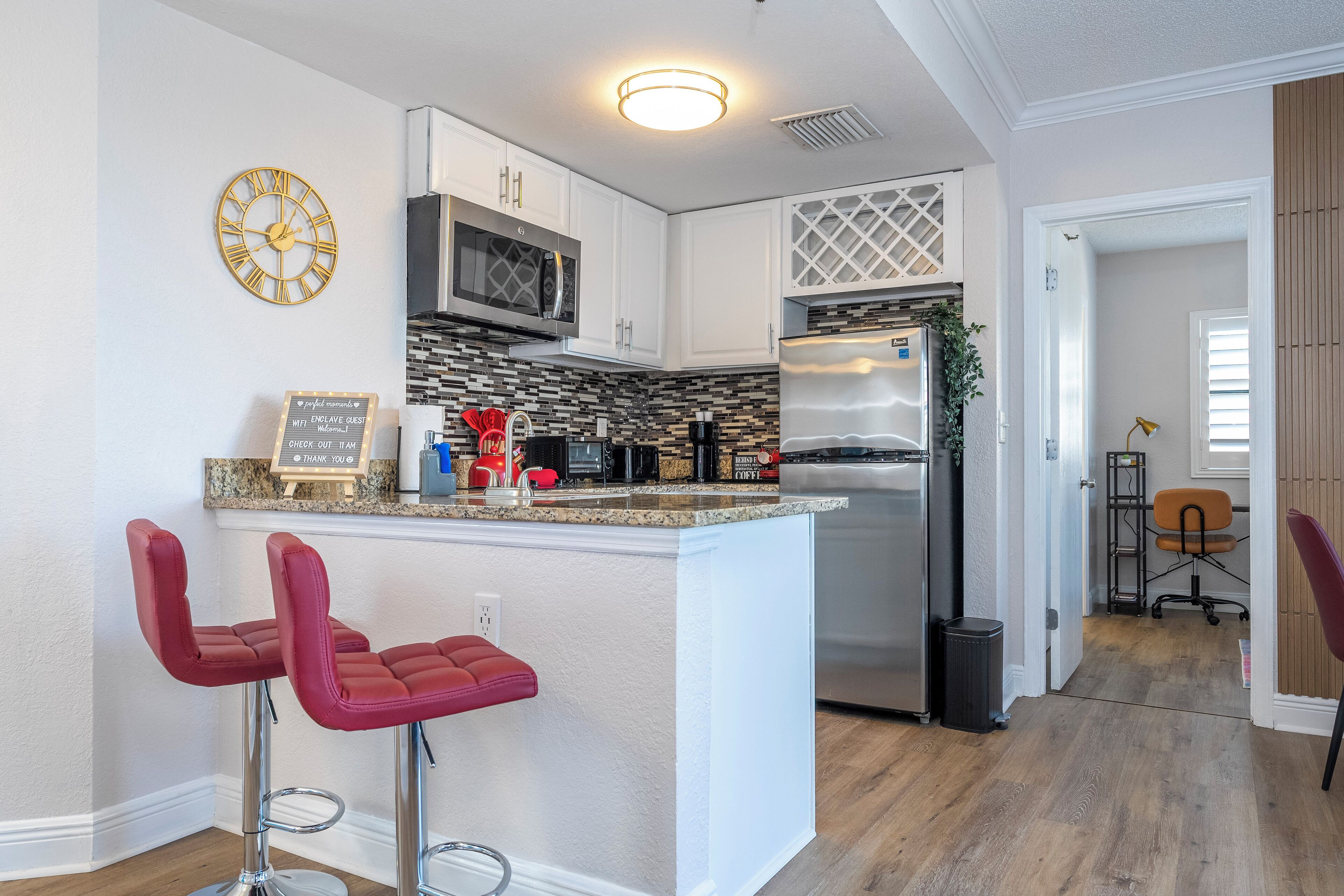 Réfrigérateur, micro-ondes, plaque de cuisson, lave-vaisselle