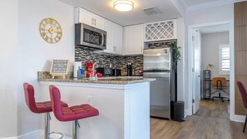 Kjøleskap, mikrobølgeovn, kokeplater og oppvaskmaskin