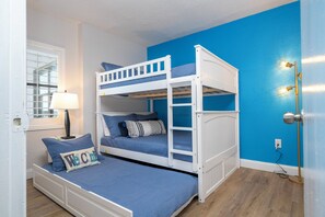 2 habitaciones, escritorio y tabla de planchar con plancha 