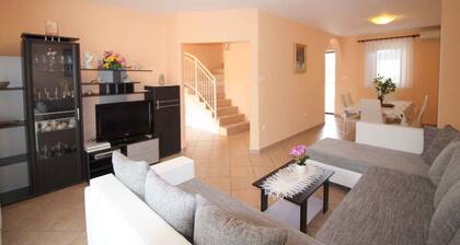 Ferienhaus mit Schönem Garten in Ruhiger Lage