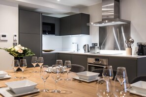 Fridge, oven, dishwasher, coffee/tea maker - Wifi, 150m from ski slopes, 1st floor, sauna, balcony, parking, tv, 84m², Courchevel (Courchevel)