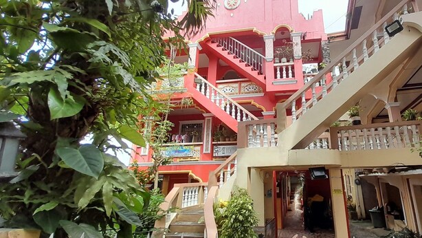 Un immeuble à plusieurs étages doté de balcons et d’escaliers.