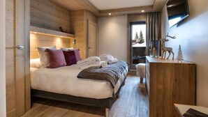2 bedrooms, WiFi, bed sheets - Wifi, 200m from resort center, 1st floor, view mountain, sauna, balcony, parking, tv, 91m² (Courchevel)