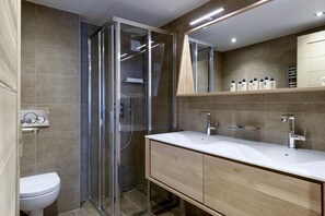 Hair dryer - Wifi, 200m from resort center, 1st floor, view mountain, sauna, balcony, parking, tv, 91m² (Courchevel)
