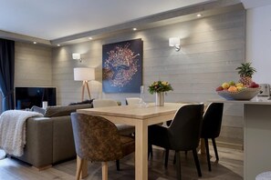 Dining - Wifi, 150m from ski slopes, 2nd floor, sauna, balcony, parking, tv, 82m², Courchevel (Courchevel)