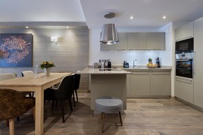 Kühlschrank, Ofen, Geschirrspüler, Wasserkocher mit Kaffee-/Teezubehör