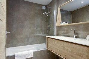 Hair dryer - Wifi, 200m from resort center, 2nd floor, view mountain, sauna, balcony, parking, tv, 100m² (Courchevel)