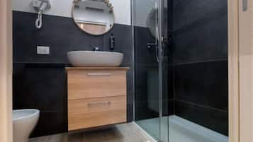 Een douche, een haardroger, een bidet, handdoeken