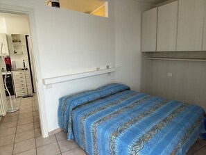 1 bedroom, iron/ironing board, bed sheets - 150 mt from the beach of Lido di Fano, Holiday Home, for families (Fano)