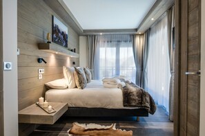 4 bedrooms, WiFi, bed sheets - Chalet, wifi, view mountain/valley, sauna, hammam, balcony, fireplace or stove, parking, tv, 167m² (Courchevel)