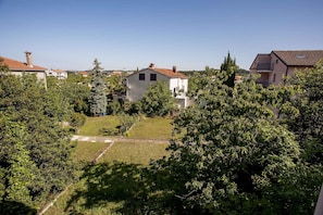 A residential area with houses, a grassy yard, and trees. - Apartments in Rovinj/istrien 11491 (Rovinj)