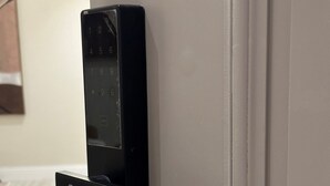 Una cerradura moderna con teclado y ranura para tarjeta.