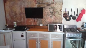 雪櫃、微波爐、焗爐、爐具