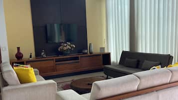 Smart TV, chimenea, futbolito y tenis de mesa