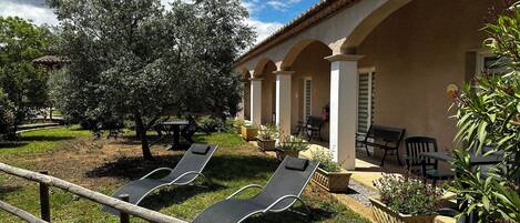 Frigobar (abastecido com itens grátis), individualmente decorados