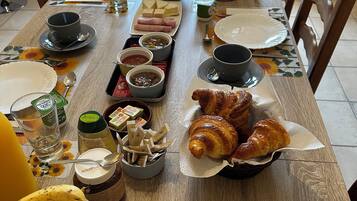 Sudah termasuk sarapan ala kontinental setiap hari