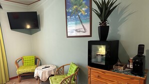 Phòng 2 giường đơn có thiết kế đặc trưng, sân hiên