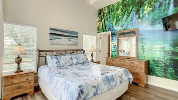 4 bedrooms, desk