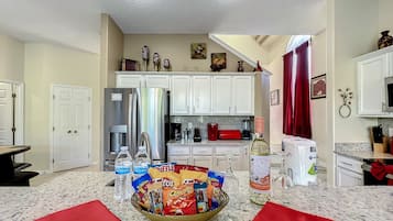 5 bedrooms, desk