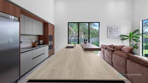 Eine moderne Küche mit einer zentralen Kochinsel, Holzschränken und einem Edelstahlkühlschrank.