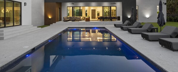 Una piscina al aire libre, una piscina climatizada