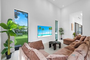 Smart TV, ping pong, stereo