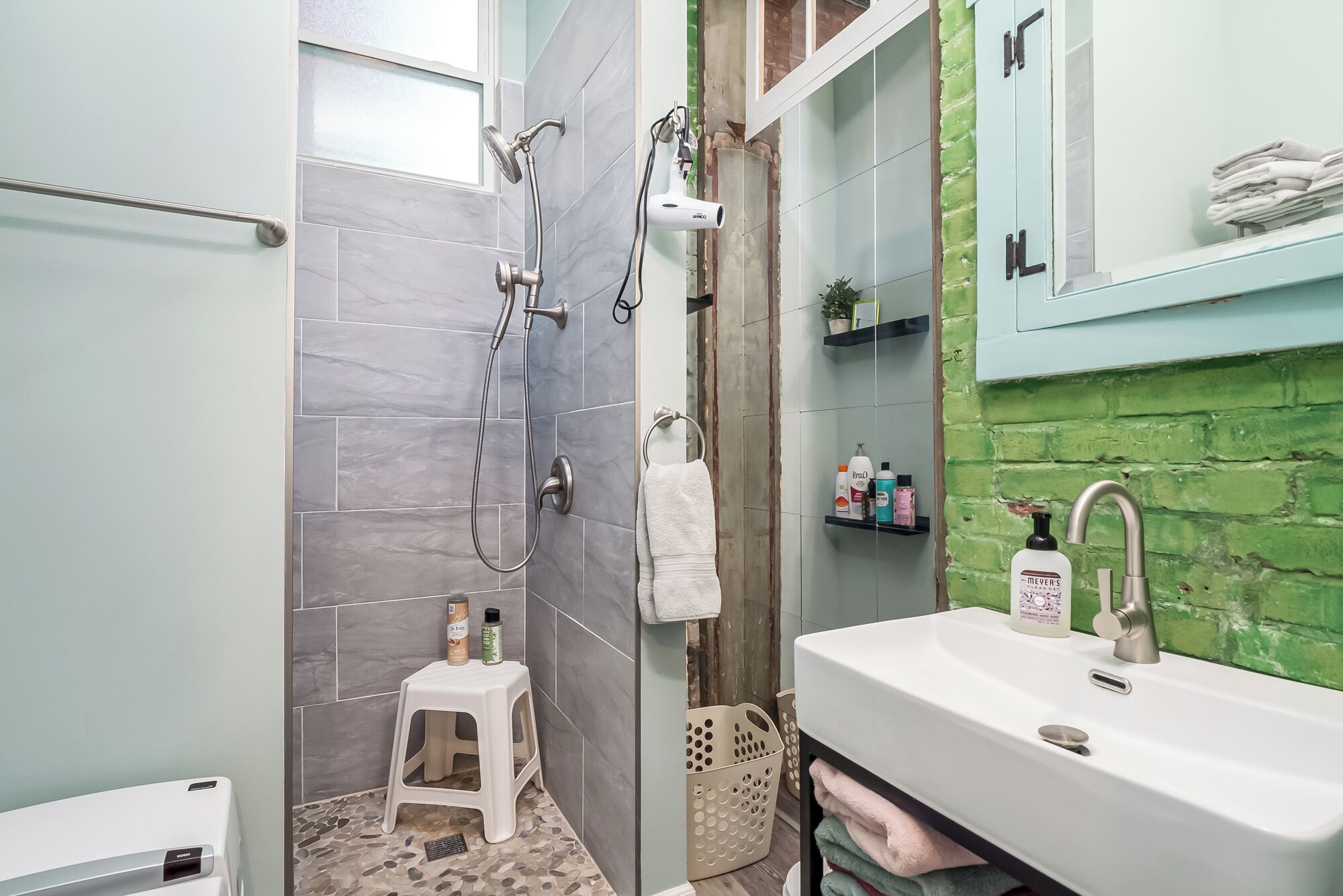 Shower, hair dryer, bidet, towels