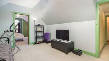 4 bedrooms, desk, iron/ironing board, travel cot