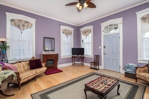 TV connectée, cheminée, livres