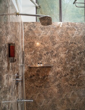 Dusche, kostenlose Toilettenartikel, Seife, Shampoo