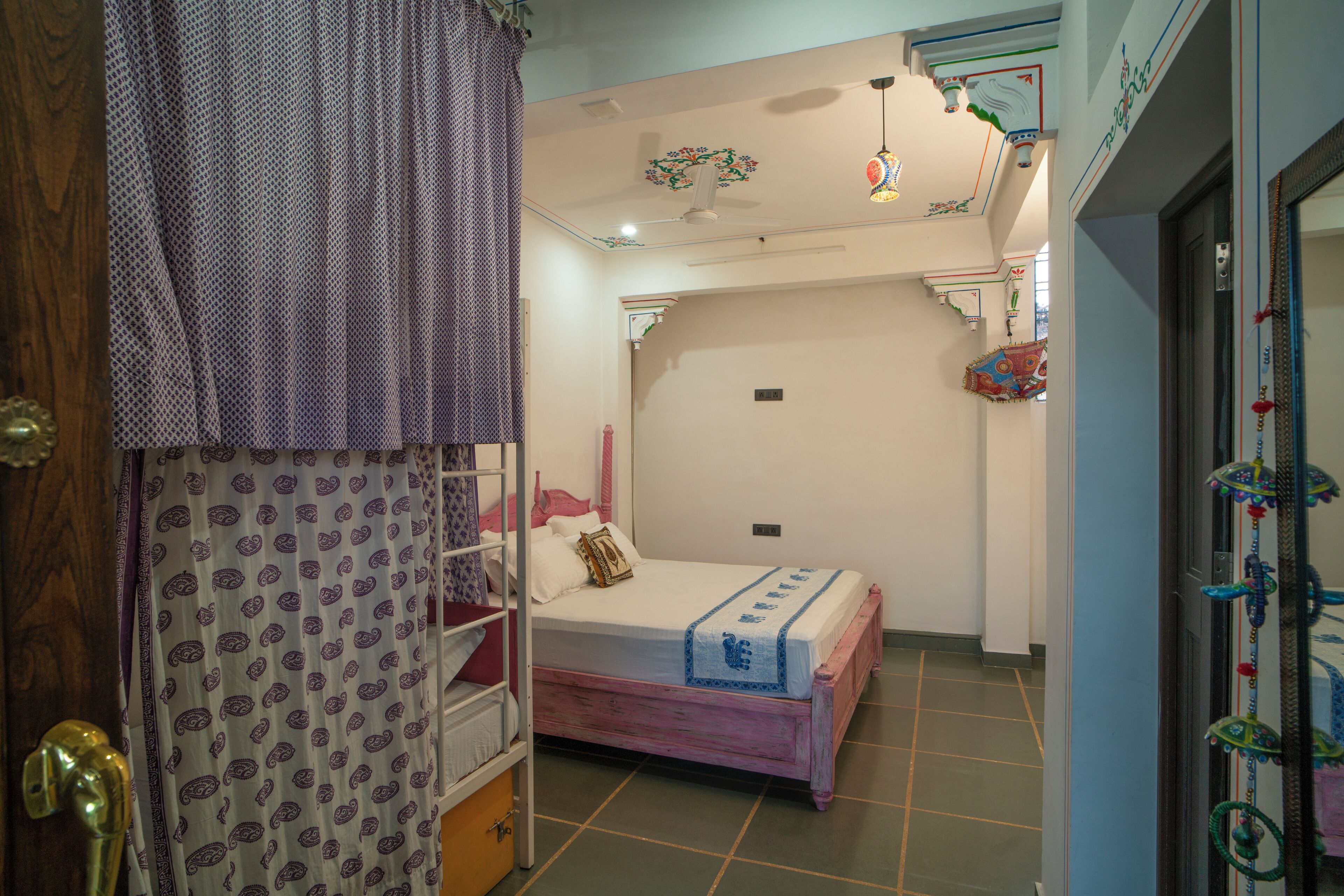 Un dormitorio con cama, armario y ventilador de techo.