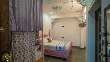 Un dormitorio con cama, armario y ventilador de techo.
