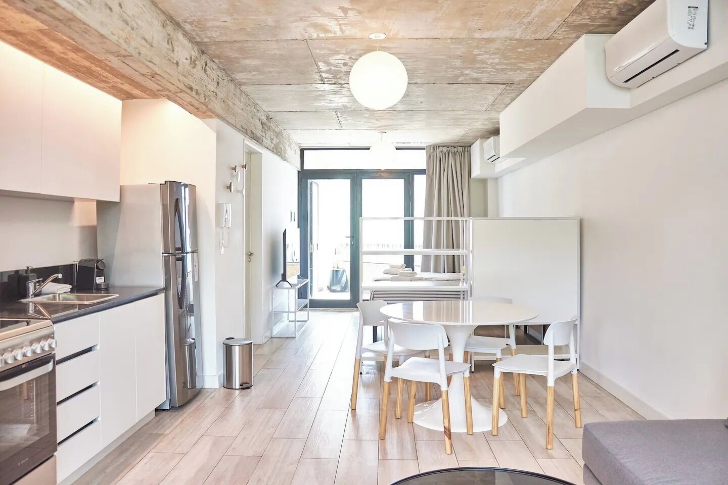 Micro-ondes, four, cafetière/bouilloire