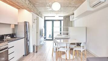 Micro-ondas, fogão, cafeteira/chaleira