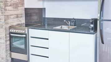 Micro-ondas, fogão, cafeteira/chaleira