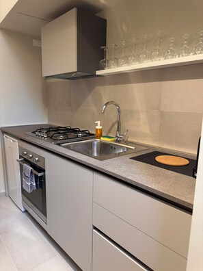 Refrigerador, microondas, horno, placa de cocina