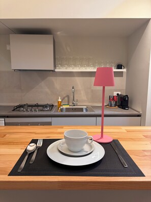 雪櫃、微波爐、焗爐、爐具