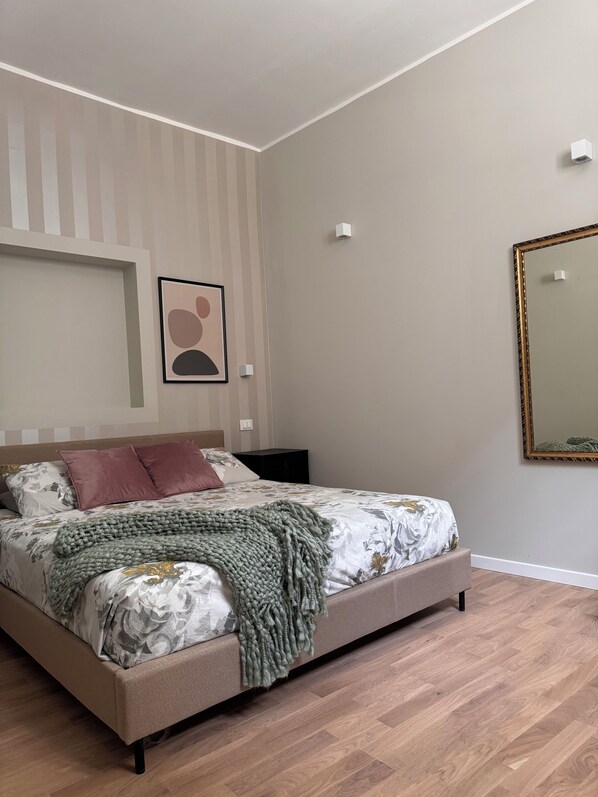 1 間睡房、書桌、可攜式嬰兒床、Wi-Fi