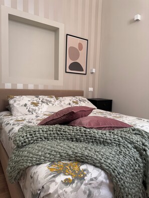 1 bedroom, desk, travel cot, WiFi